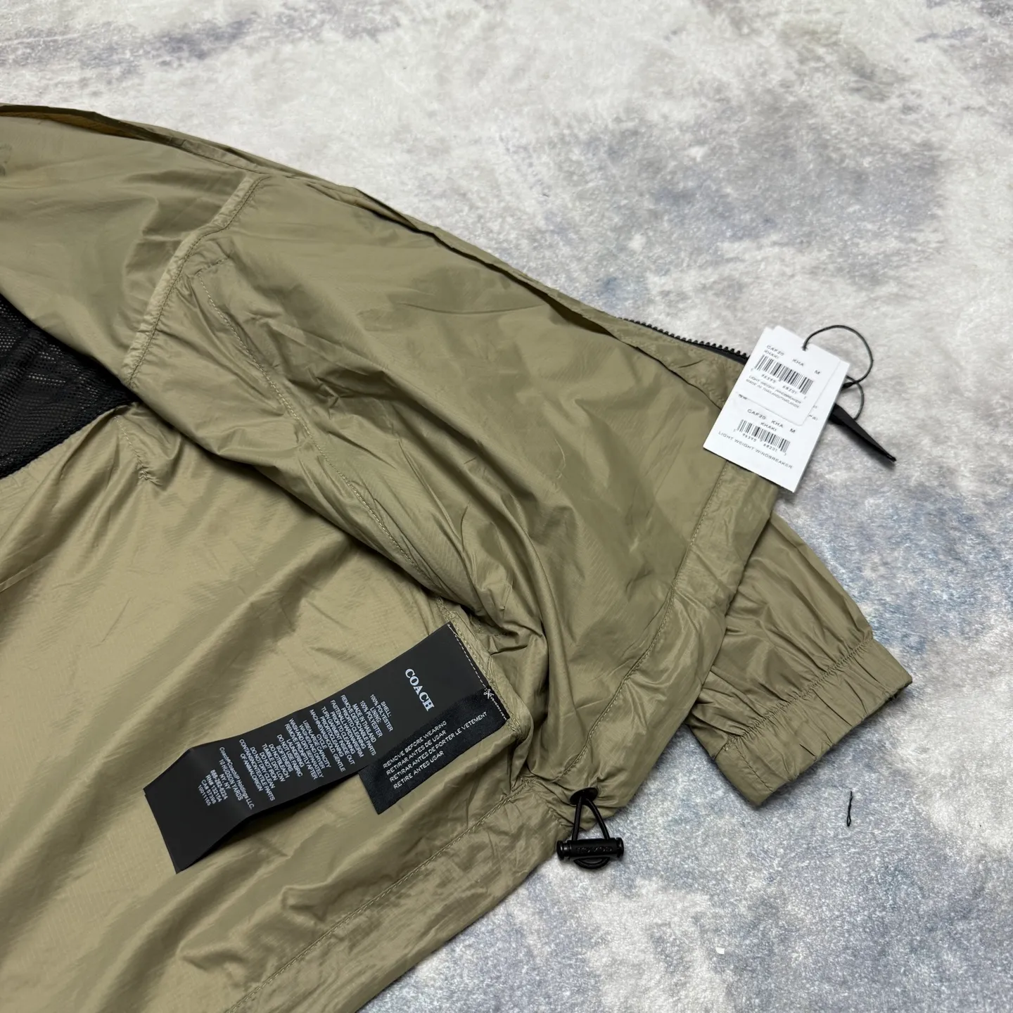 COACH solid color hooded lightweight outdoor men's jacket is a super lightweight sun protection jacket. The whole piece of clothing only weighs 3 grams. The upper body is as thin as a cicada's wings. The entire fabric is soft and has excellent skin fit. The upper body has a cool feeling, so even in the hot summer, it will not feel sticky or uncomfortable. The trading company ships the cabinets from the same fabric. There are only a few hundred pieces in this batch, so they are high quality. The fabric is a dark plaid fabric with a dark luster and texture. With a certain water-repellent design, it can well meet the needs of various scenes, whether commuting or outdoors. The zipper with Koujia letters is very smooth no matter how you pull it. The three-dimensional cut and split version makes the upper body very energetic, and the back is a separate version, which can better wick away sweat and ventilate. The Khaki color is casual Versatile, no matter how you wear it, you can't go wrong. The shopkeeper keeps the money for himself, no more misses. Absolutely good stuff! 🤗🤗🤗 Color: Khaki Size: M-XXL Size M: Length 69CM, bust 124CM, shoulder sleeves 79CM (reference weight: 115-135 catties) L size: length 71CM, bust 128CM, shoulder sleeves 81CM (reference weight: 135-150 catties) XL size: length 73CM, bust 132CM Shoulder sleeves 83CM (reference weight: 150-165 catties) XXL size: length 75CM, bust 136CM shoulder sleeves 85CM (reference weight: 165-180 catties)